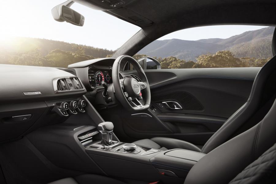 Интерьер Audi R8 V10 Plus 2016 года  (AU) (фото 15 из 16)
